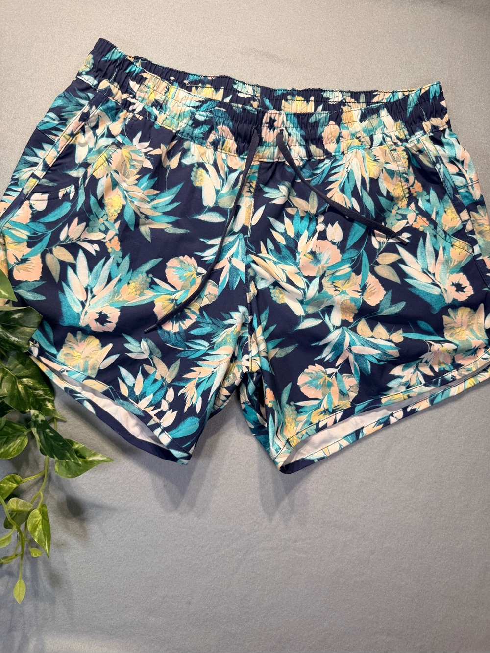 Columbia Woman’s Navy Floral Athletic Shorts size M #0109